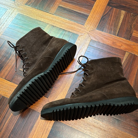 Luxurious fur-lined Salvatore Ferragamo suede lace-up boots Size 6C. - Picture 2 of 13